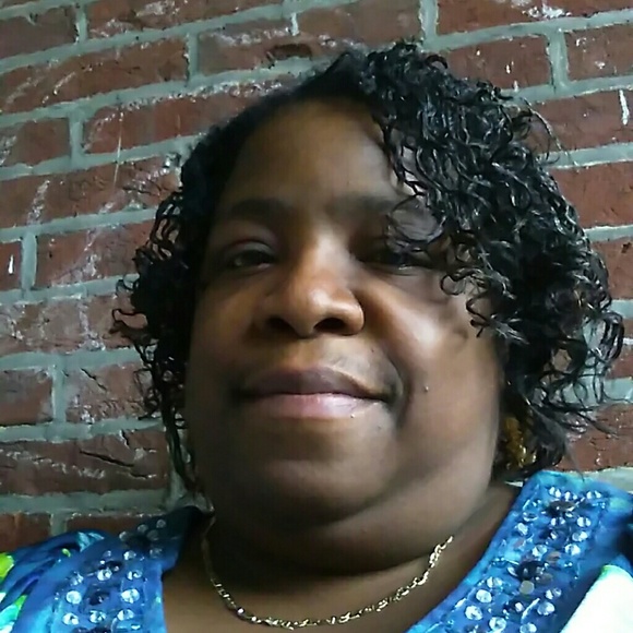 Profile Picture of Yolanda Barnes (@yolandab324) on Poshmark