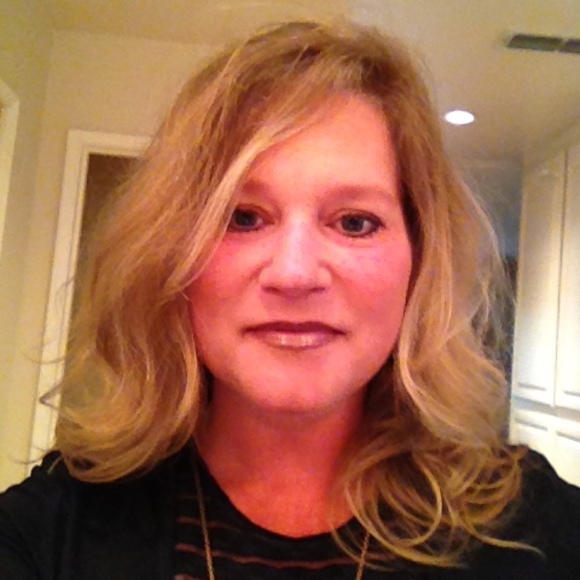 Profile Picture of Alayne Brand (@alaynebrand) on Poshmark