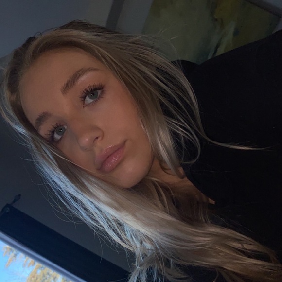 Profile Picture of Olivia Benoit (@oliviabenoit293) on Poshmark