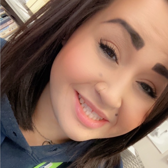 Profile Picture of Bee Storelli (@beestorelli) on Poshmark