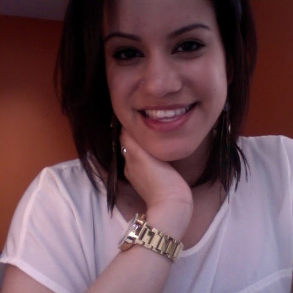 Profile Picture of Angie Guzman (@angelicaaaaaguz) on Poshmark