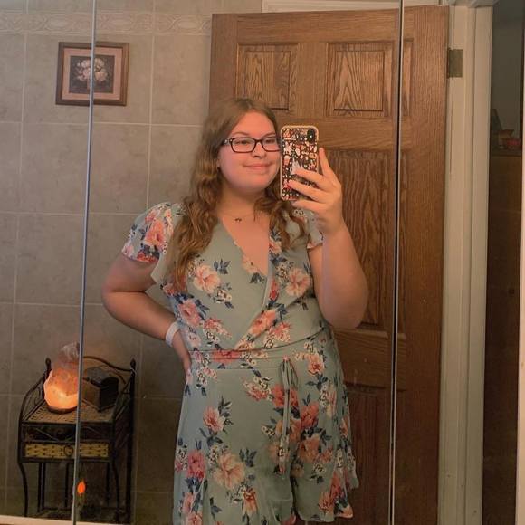 Profile Picture of Allison Makowski (@allisonmakowski) on Poshmark