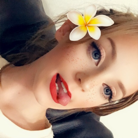 Profile Picture of Madison Olson (@maddie_madddd) on Poshmark