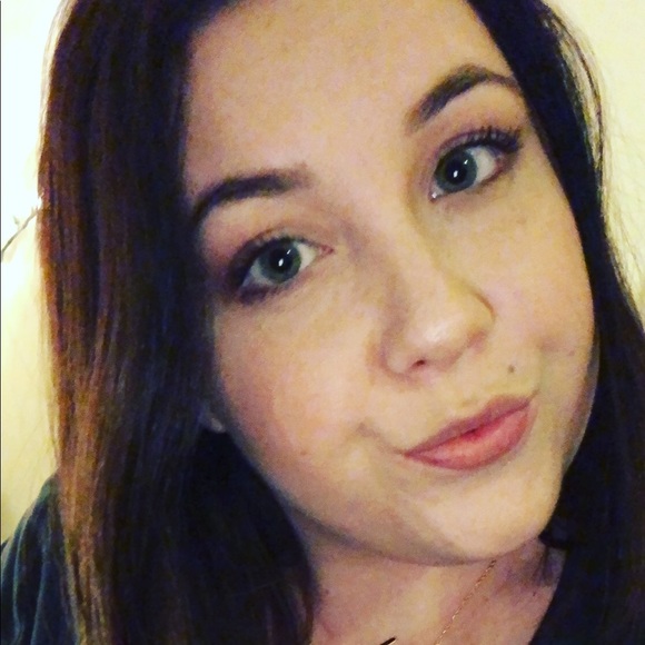 Profile Picture of Hayley Burke (@hayleyburke98) on Poshmark