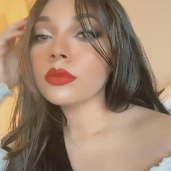 Profile Picture of Amber Caroselli (@27amberc) on Poshmark