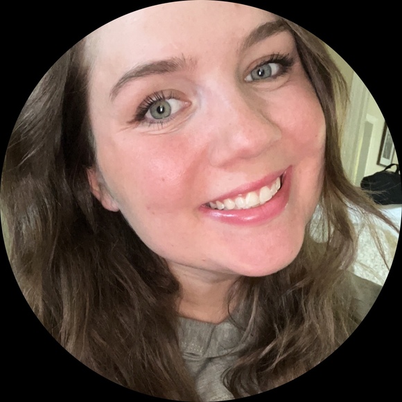 Profile Picture of Adriana Hanson (@adrianademaet5) on Poshmark