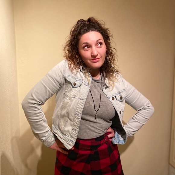 Profile Picture of Zoe Scott (@thecraft_er) on Poshmark