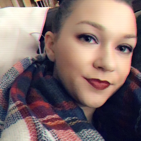 Profile Picture of Shelby Shoemaker (@shelby0998) on Poshmark