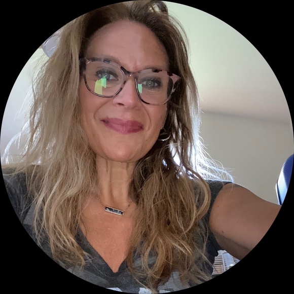 Profile Picture of Lynette Gresher (@lynette1014) on Poshmark