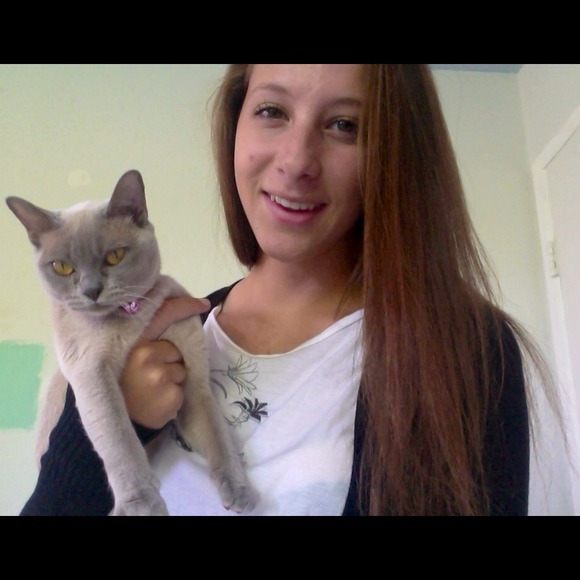 Profile Picture of Zoe Valletta (@zoevalletta4) on Poshmark