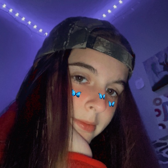 Profile Picture of Alli Descombes (@alli_dcombs) on Poshmark