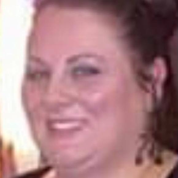 Profile Picture of April Schroeder (@asstyler25) on Poshmark