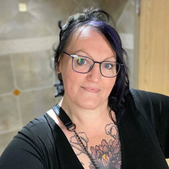 Profile Picture of Heather Arkell (@queenhac) on Poshmark