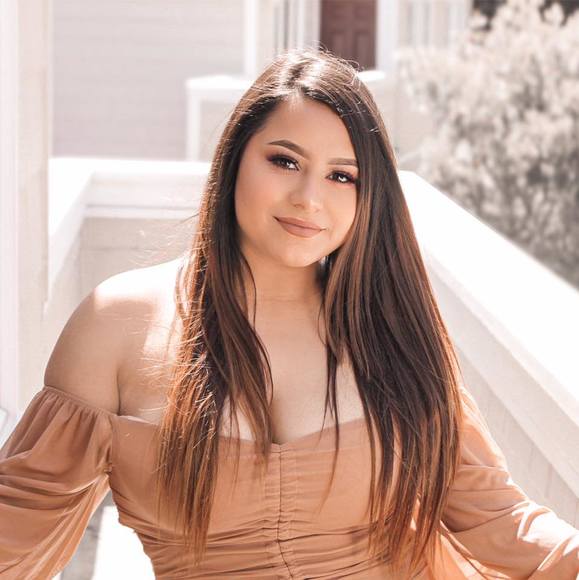 Profile Picture of Emily Claros (@emily_claros) on Poshmark