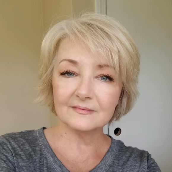 Profile Picture of Kirsten Devono (@kirstendevono) on Poshmark