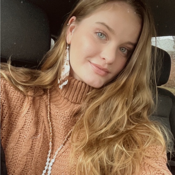 Profile Picture of Gabrielle Watts (@gabrielle_watts) on Poshmark