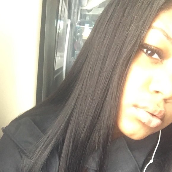 Profile Picture of Andrea Winston (@rvse_gold) on Poshmark