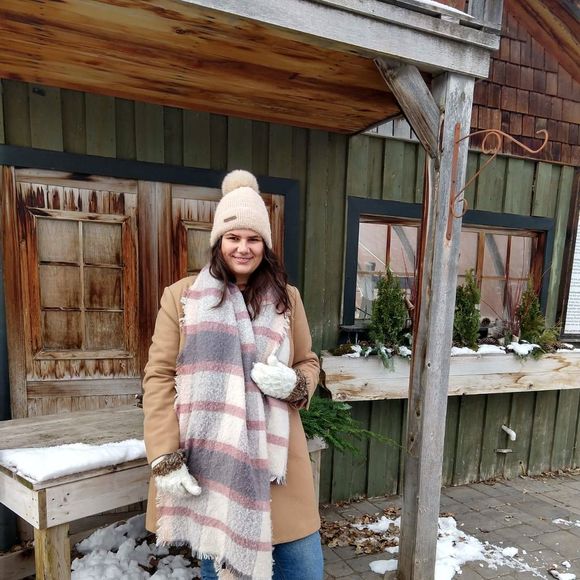 Profile Picture of Lucie Hanzely (@luciehanzely) on Poshmark