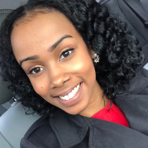 Profile Picture of Alecia Watts (@alynn120) on Poshmark