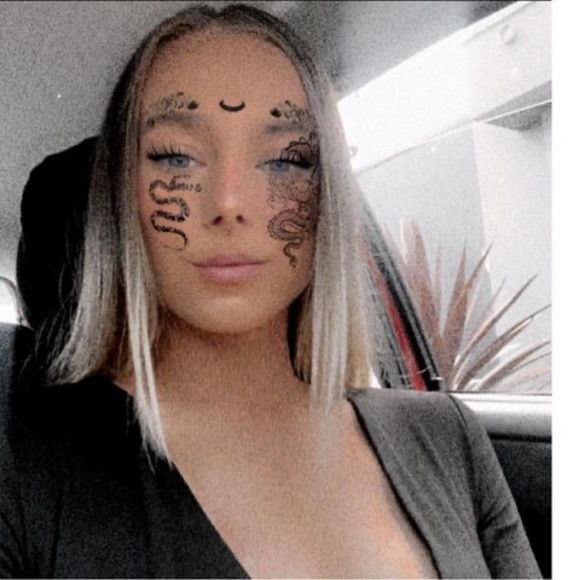 Profile Picture of Chloe Davidge (@chloedavidge) on Poshmark