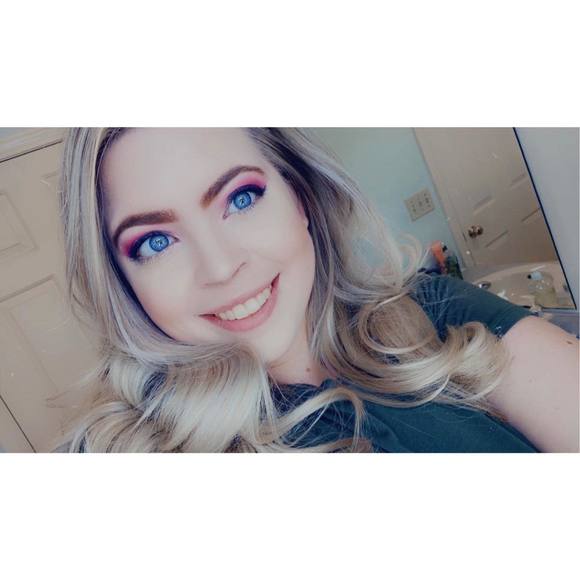 Profile Picture of Lindsay Macfadgen (@xxlindsayxx8) on Poshmark
