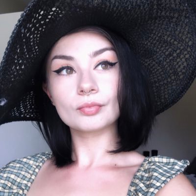 Profile Picture of Elizabeth Massie  🌺 🦋 (@lizziemassie1) on Twitter