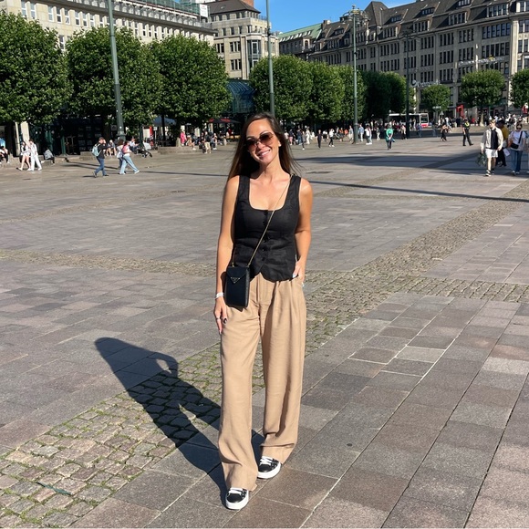 Profile Picture of Sheena Moore (@sheenamhmoore) on Poshmark