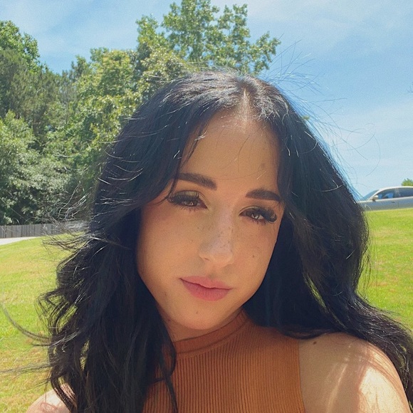 Profile Picture of Autumn Quinn (@autumn5926) on Poshmark