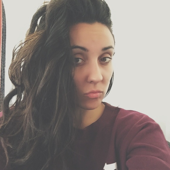 Profile Picture of Alex Uhl (@alexandriauhl) on Poshmark