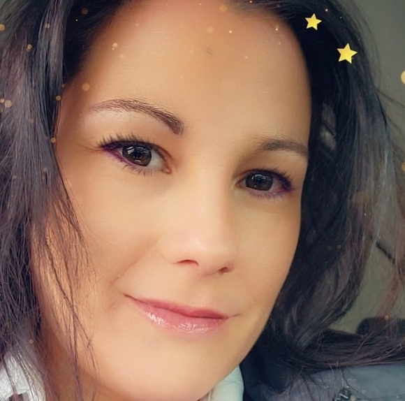 Profile Picture of Angie Cestari (@angiecestari) on Poshmark