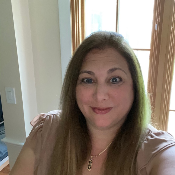Profile Picture of Deborah Peters (@dpeters39) on Poshmark