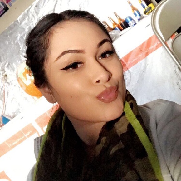 Profile Picture of Elly Masoner (@ellymasonerrr) on Poshmark