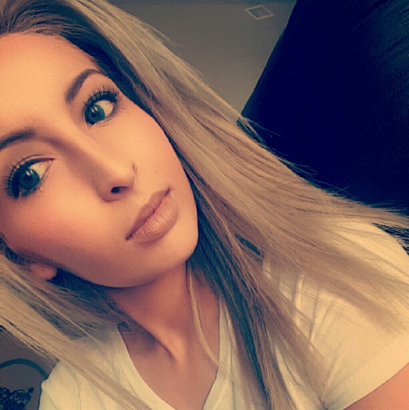 Profile Picture of Cassandra Tovar (@ctovar20) on Poshmark