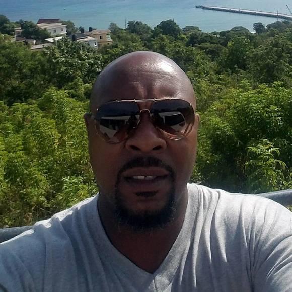 Profile Picture of Travis Hampton (@traviswhampton) on Poshmark