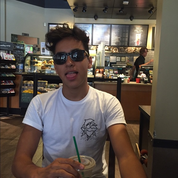 Profile Picture of Kenneth Canales (@kenncanales) on Poshmark