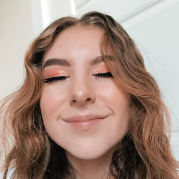 Profile Picture of Ivy Scott (@scottgirlss) on Poshmark