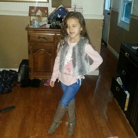 Profile Picture of Melissa Ravida (@roadrunher99) on Poshmark