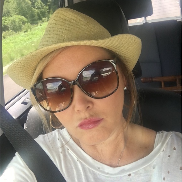 Profile Picture of Lisa Zirbel (@oliviais2) on Poshmark