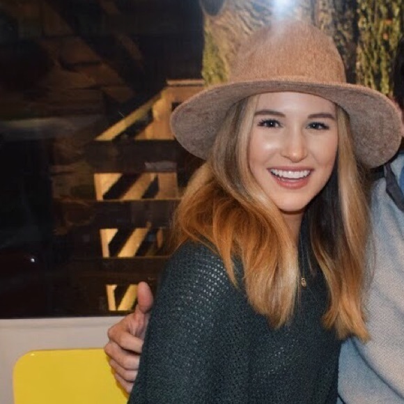 Whitney David - Poshmark Profile Picture of Whitney David (@whitneyesimon) on Poshmark