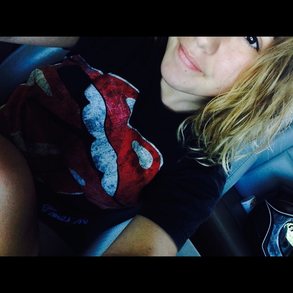 Profile Picture of Zoe Lugo (@zoebella_) on Poshmark