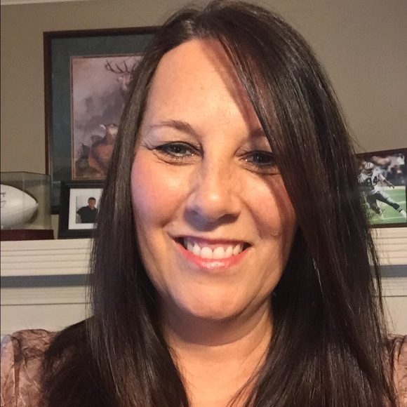Profile Picture of Laura Chisholm (@ldrchisholm) on Poshmark