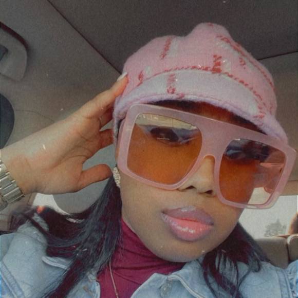 Profile Picture of Carey Howard (@carey456) on Poshmark