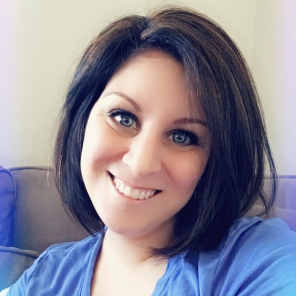 Profile Picture of Angela Pearce (@angelapearce89) on Poshmark