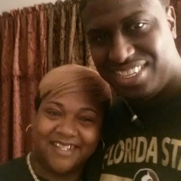 Profile Picture of Lazelle Davis (@davislazelle) on Poshmark