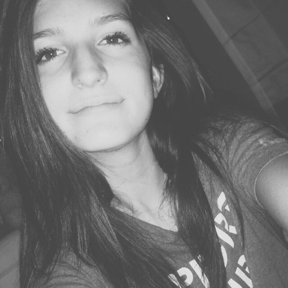 Profile Picture of Ali Dubbert (@alidubb) on Poshmark