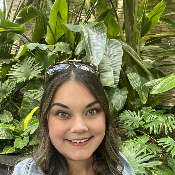 Profile Picture of Danielle Collier (@daniellefarr903) on Poshmark