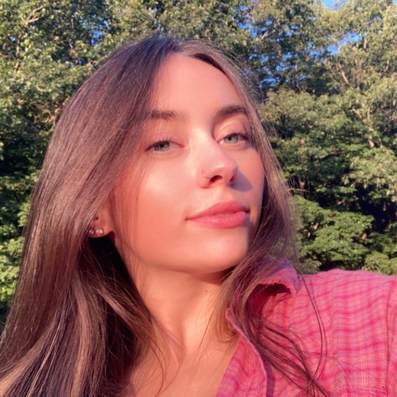 Profile Picture of Alyssa Lavertue (@xamlx) on Poshmark