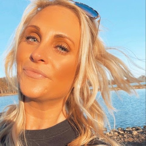 Profile Picture of Lauren Smolenski (@laurensmolenski) on Poshmark