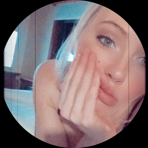 Profile Picture of Bailey Donahue (@bais_closet) on Poshmark