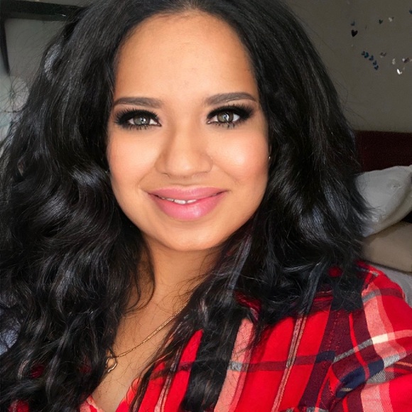 Profile Picture of Jennifer Recarey (@jenniferrecarey) on Poshmark